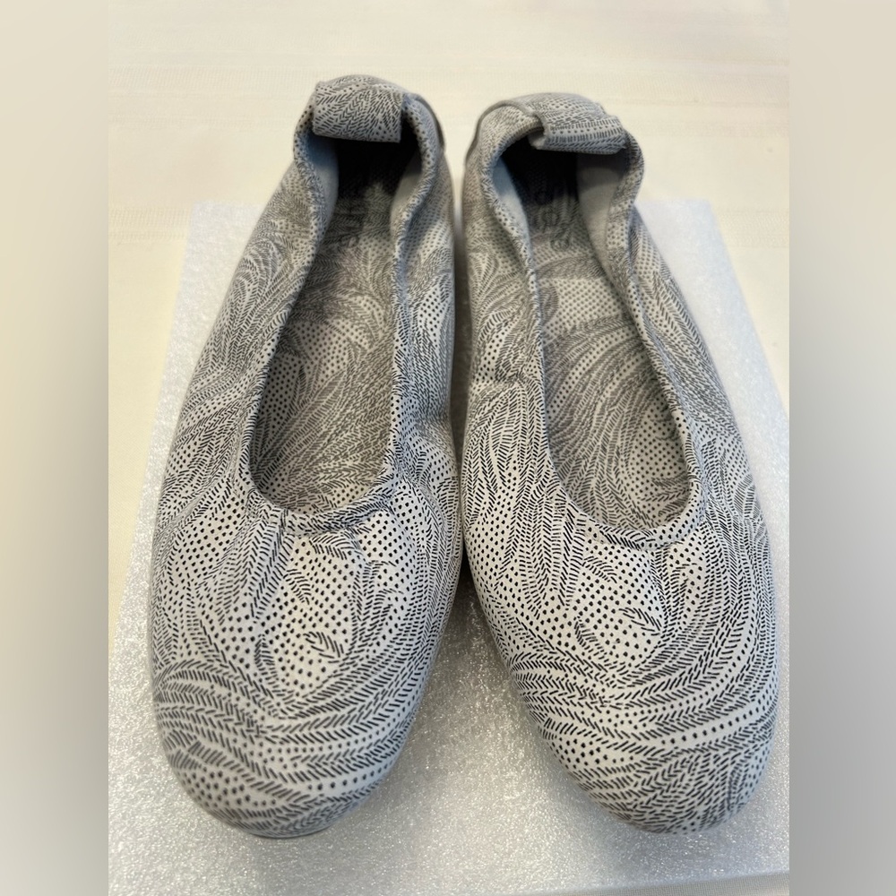Gorgeous women’s ballet flats by Arche. Made in France. Size 38.